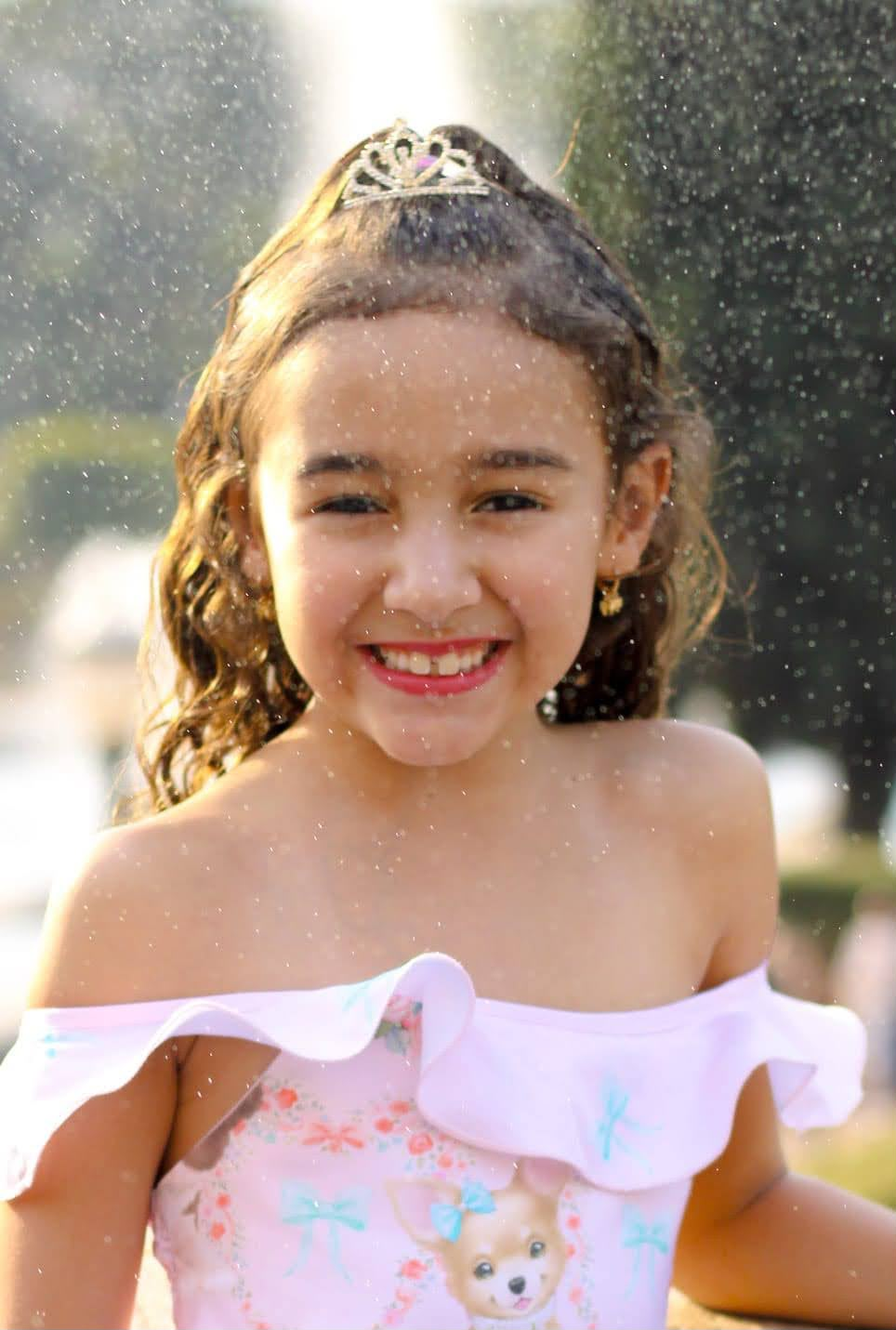Menina sorrindo durante ensaio infantil da Efatá